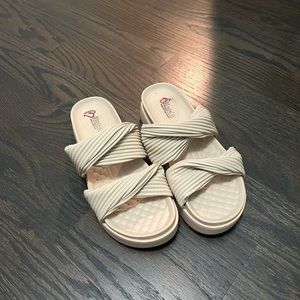 Blondo Women's Waterproof Cadee Slide Sandal